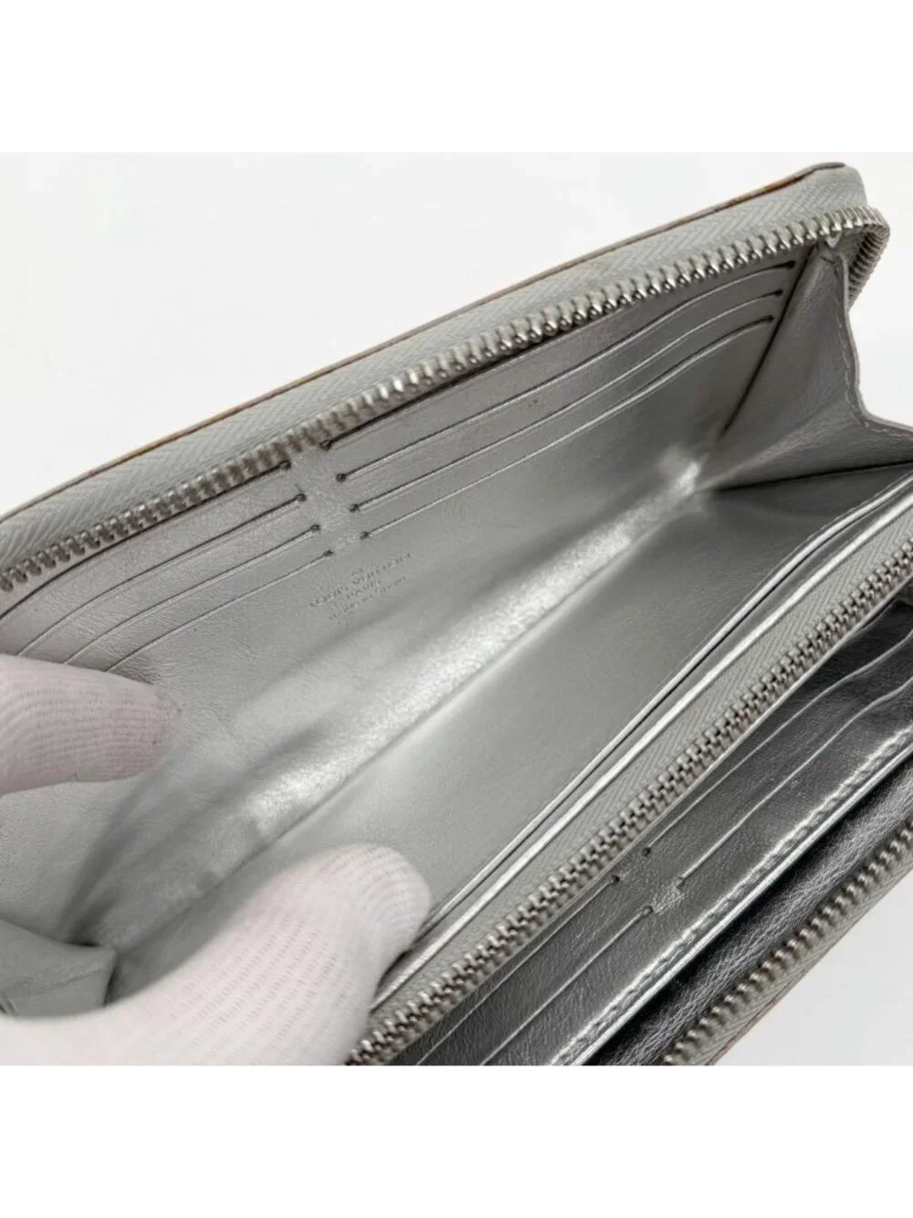 Louis Vuitton Limited Edition Zippy Wallet Suhali Silver Round